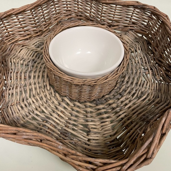 NWT Rattan Star-Shaped Chip and Dip Platter - Picture 8 of 14